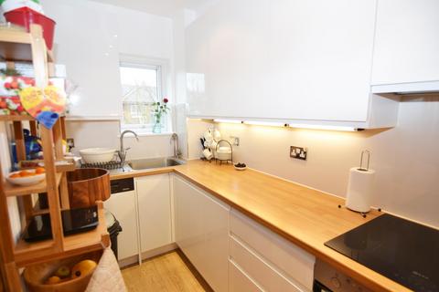 2 bedroom flat to rent, Sandringham Court, Skerne Walk, Kingston upon Thames