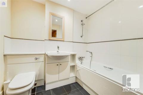 3 bedroom flat to rent, Wards Wharf Approach, London, E16