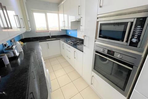 3 bedroom flat to rent, Sandmoor Court, Alwoodley, Leeds