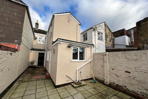 2 bedroom maisonette to rent, Portsmouth Road, Southampton