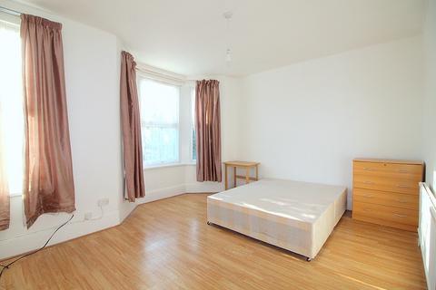 4 bedroom house to rent, Shakespeare Crescent, London