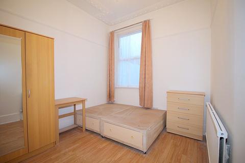 4 bedroom house to rent, Shakespeare Crescent, London