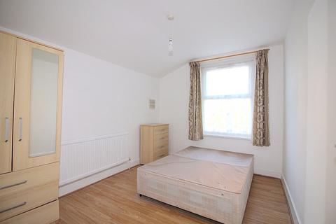 4 bedroom house to rent, Shakespeare Crescent, London