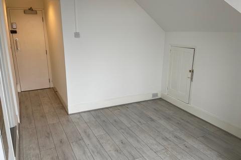 Studio to rent, Palmeira Avenue, Westcliff-on-Sea SS0