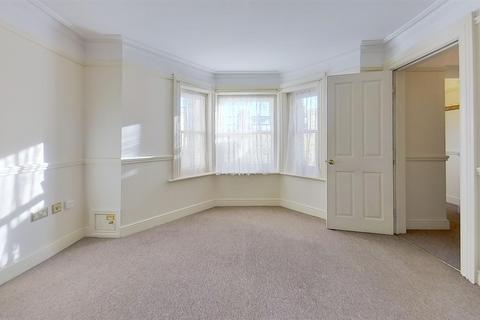 2 bedroom flat to rent, Marine Crescent, Folkestone