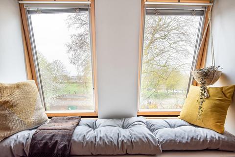 5 Tintern Close, London, SW19 1DP