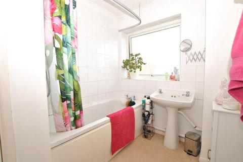 3 bedroom semi-detached house to rent, Queensway, Reading RG4