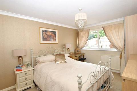 3 bedroom semi-detached house to rent, Queensway, Reading RG4