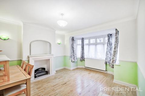 3 bedroom terraced house for sale, Clayhall IG6