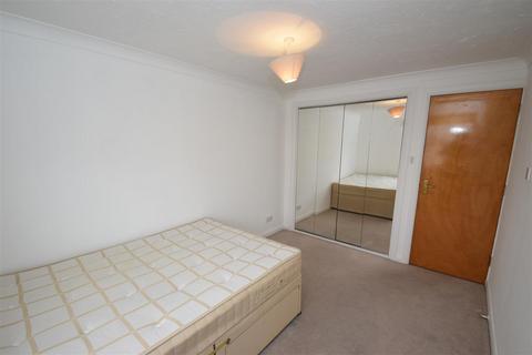 2 bedroom flat to rent, Maltings Place Curzon Court London