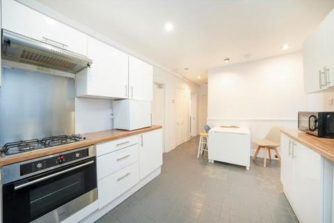 2 bedroom flat for sale, Camden Road, London N7