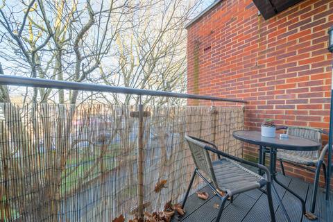 2 bedroom apartment for sale, Ellerton Road, Surbiton