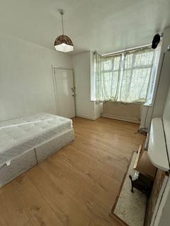 3 bedroom detached house to rent, Park Road, Hounslow TW3