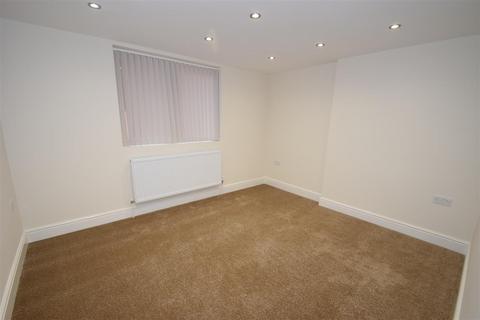 2 bedroom flat to rent, High Street New Malden Surrey