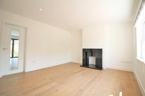 4 bedroom terraced house to rent, Cragg Avenue, Radlett, Hertfordshire, WD7