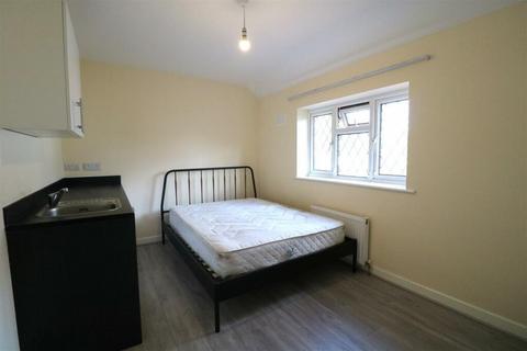 Studio to rent, Cator Crescent, New Addington, Croydon, CR0