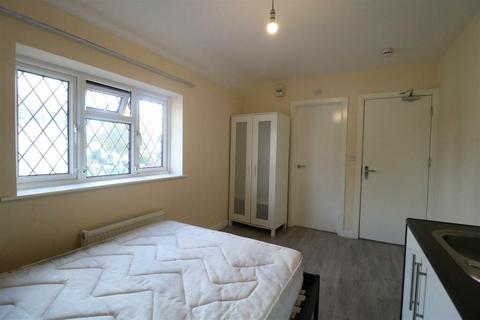 Studio to rent, Cator Crescent, New Addington, Croydon, CR0