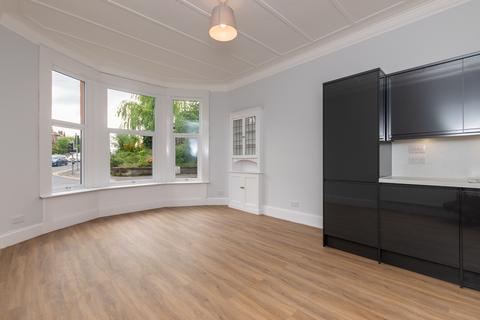 3 bedroom flat to rent, Kingspark Road , Flat 0/1, Kings Park, Glasgow, G44 4SU