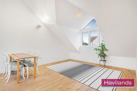 2 bedroom flat for sale, Vicars Moor Lane, London