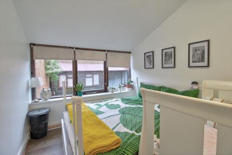 177 Bishopsfield, Harlow, CM18 6UT