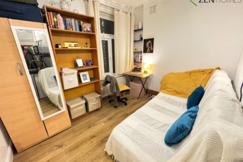 Studio to rent, London N8