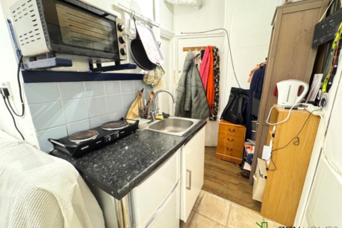 Studio to rent, London N8