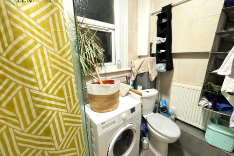 Studio to rent, London N8