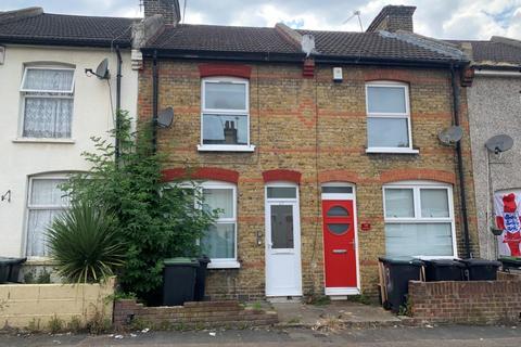 2 bedroom terraced house to rent, Mead Road, Gravesend