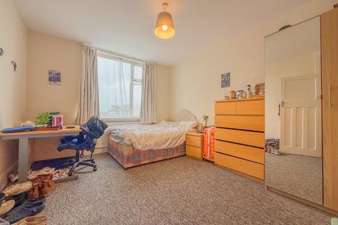 4 bedroom terraced house to rent, Sandling Avenue, Bristol BS7