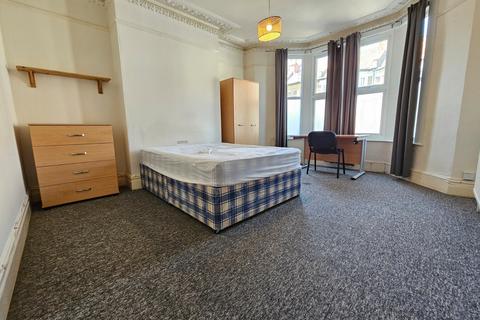 6 bedroom terraced house to rent, Brynland Avenue, Somerset BS7