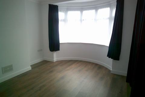 2 bedroom flat to rent, Granton Avenue, Upminster RM14