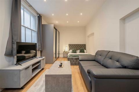 Studio to rent, Ennismore Gardens, London SW7