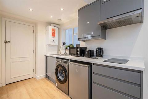 Studio to rent, Ennismore Gardens, London SW7