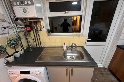 3 bedroom terraced house to rent, Sugden Way, IG11