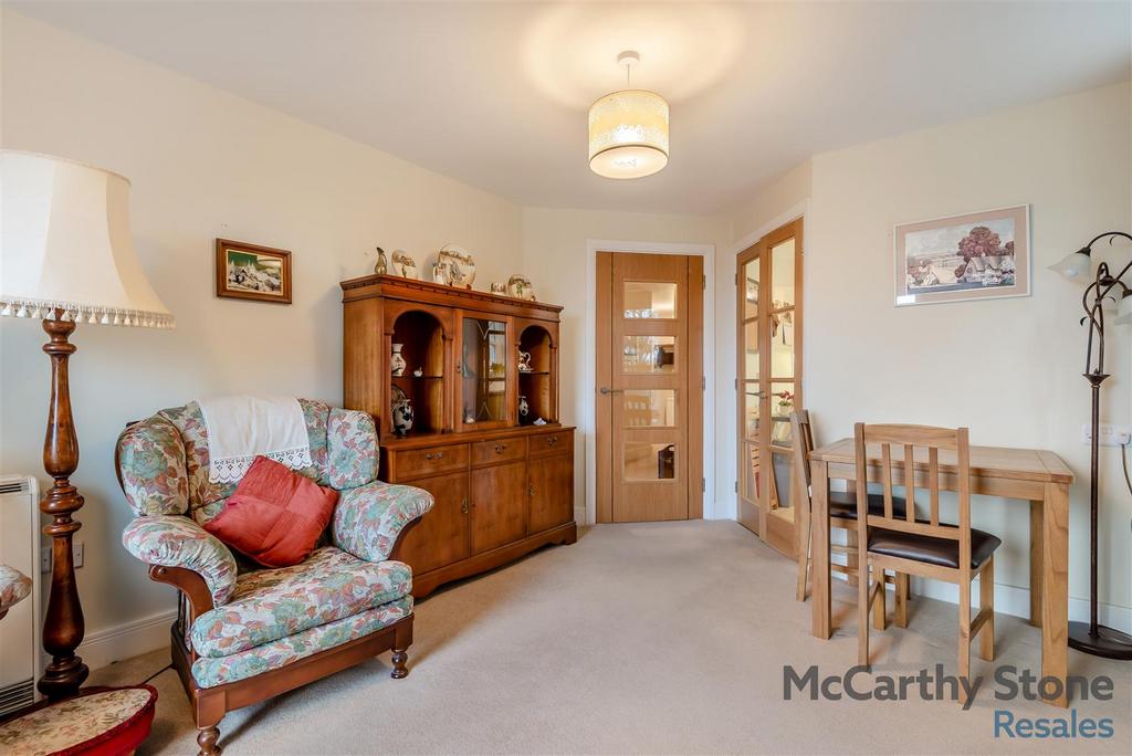 8631042-interior10.jpg