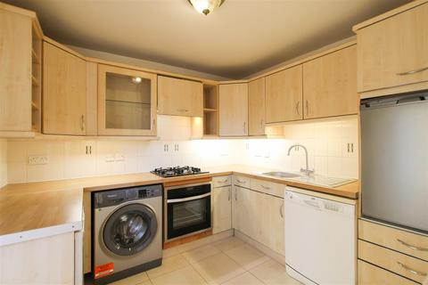 3 bedroom end of terrace house to rent, Derwent Close, Cambridge CB1