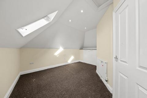 2 bedroom flat to rent, Parkside, Ilford, IG1