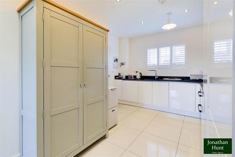 5 bedroom detached house for sale, Dray Gardens, Buntingford SG9