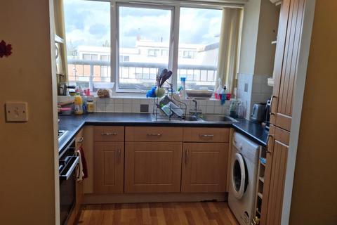 1 bedroom in a flat share to rent, The Avenue, Wembley