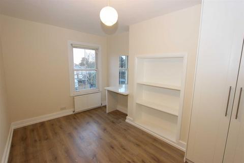 3 bedroom flat to rent, The Green, Winchmore Hill, London, N21