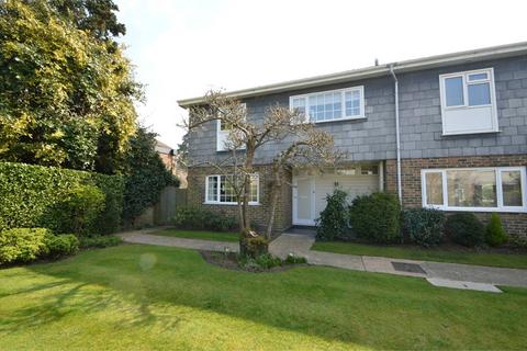 3 bedroom end of terrace house to rent, Angas Court, WEYBRIDGE, KT13