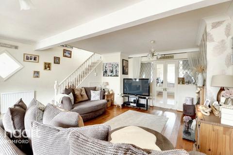 3 bedroom end of terrace house for sale, Havering Road, RM1 4TH