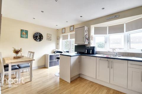 3 bedroom end of terrace house for sale, Havering Road, RM1 4TH