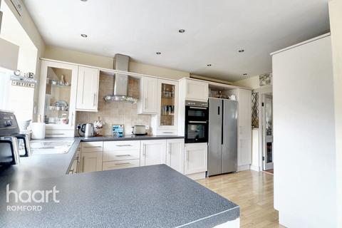 3 bedroom end of terrace house for sale, Havering Road, RM1 4TH