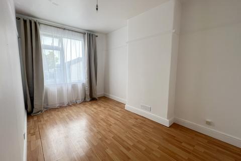 2 bedroom flat to rent, Upminster Road South, Rainham, Essex, RM13