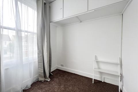 2 bedroom flat to rent, Upminster Road South, Rainham, Essex, RM13