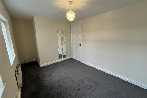 3 bedroom mews to rent, Forest Close, Cheshire SK16