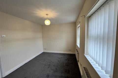 3 bedroom mews to rent, Forest Close, Cheshire SK16