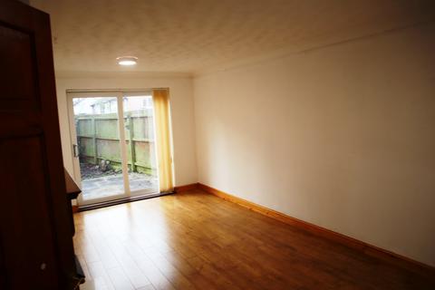 2 bedroom semi-detached house to rent, Kinsdale Drive, Leicester LE5