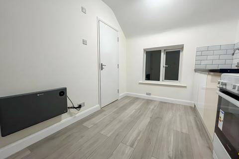 Studio to rent, Studio Flat To Let - HP12 (ALL BILLS INCLUDED)